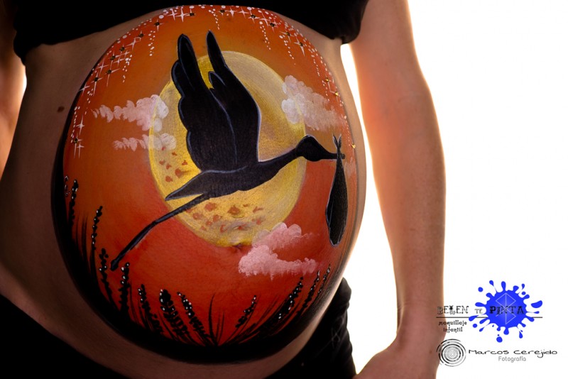 Belly painting cigüeña