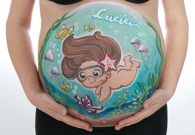 belly art bebé buceando
